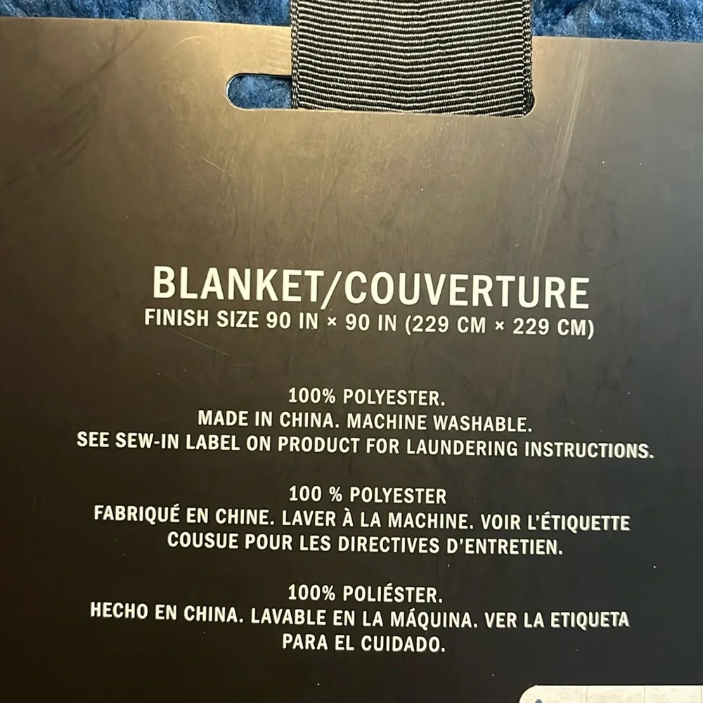 DKNY Pinsonic Sherpa Full / Queen Blanket blue 90”x90” polyester new
